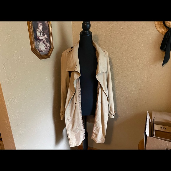 Tan Detective Style Gap Overcoat - Picture 3 of 4